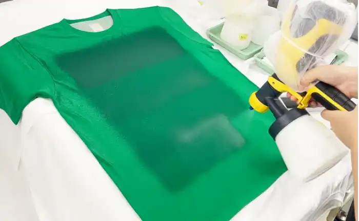 Tシャツの表面に特殊なノリを吹き付ける