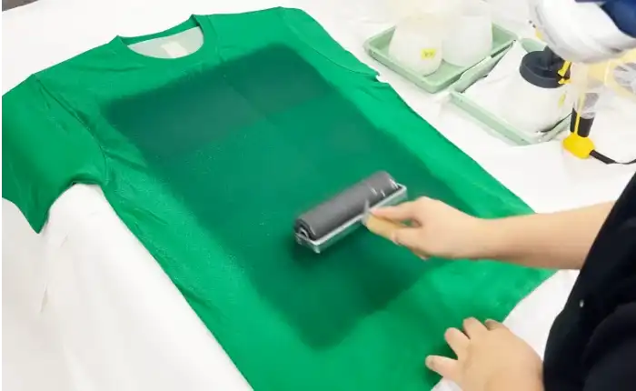 Tシャツに吹きつけたノリ均一に伸ばす
