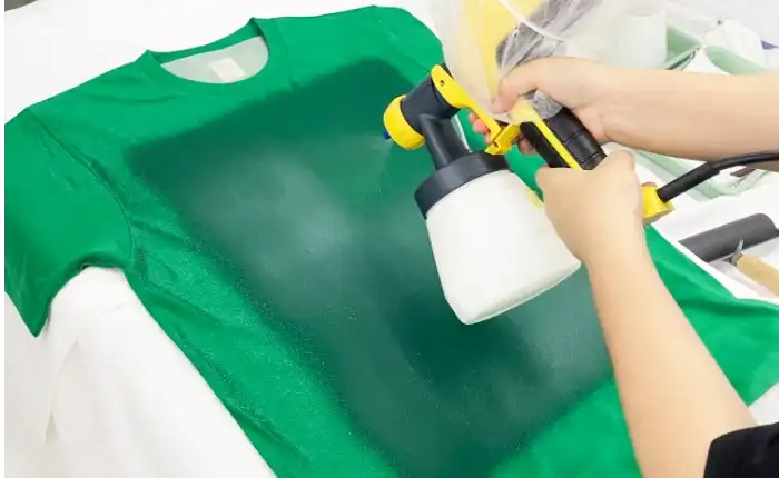 Tシャツにインクがちゃんと定着するようにノリを吹き付ける