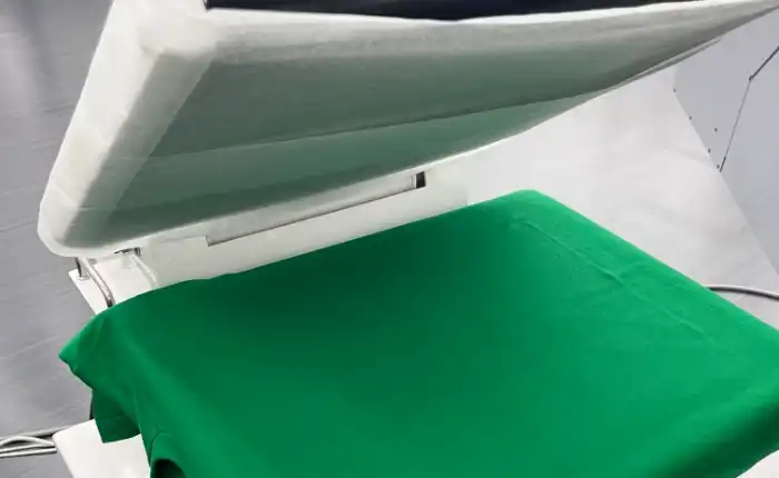 綺麗に印刷するためにTシャツの印刷面をプレスする