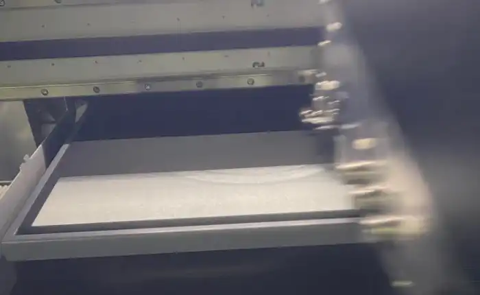 カラーTシャツにホワイトインクを印刷している