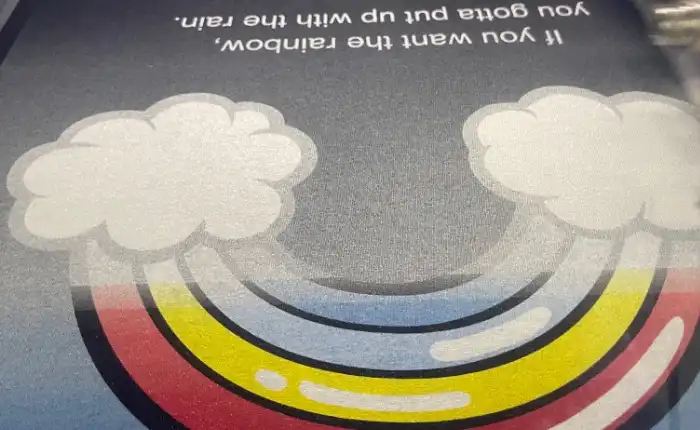 カラーTシャツにカラーインクを印刷している