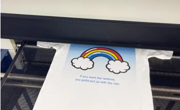 白Tシャツを大型燥機に入れる