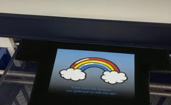 カラーTシャツを大型乾燥機に入れる