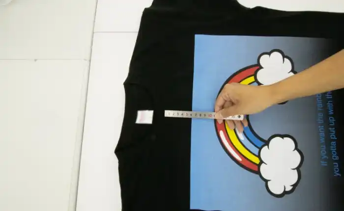Tシャツの印刷位置がおかしくないか確認している