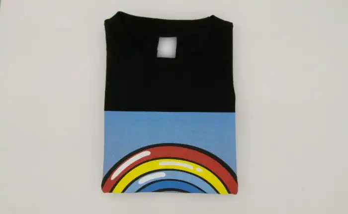 綺麗に畳まれたTシャツ