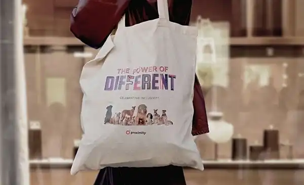 オリジナルデザインのトートバッグを持って歩く人