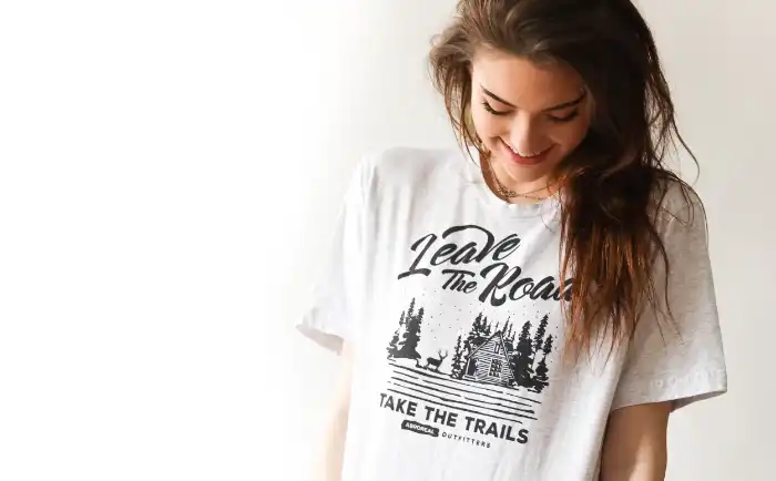 オリジナルTシャツを着て嬉しそうな女性