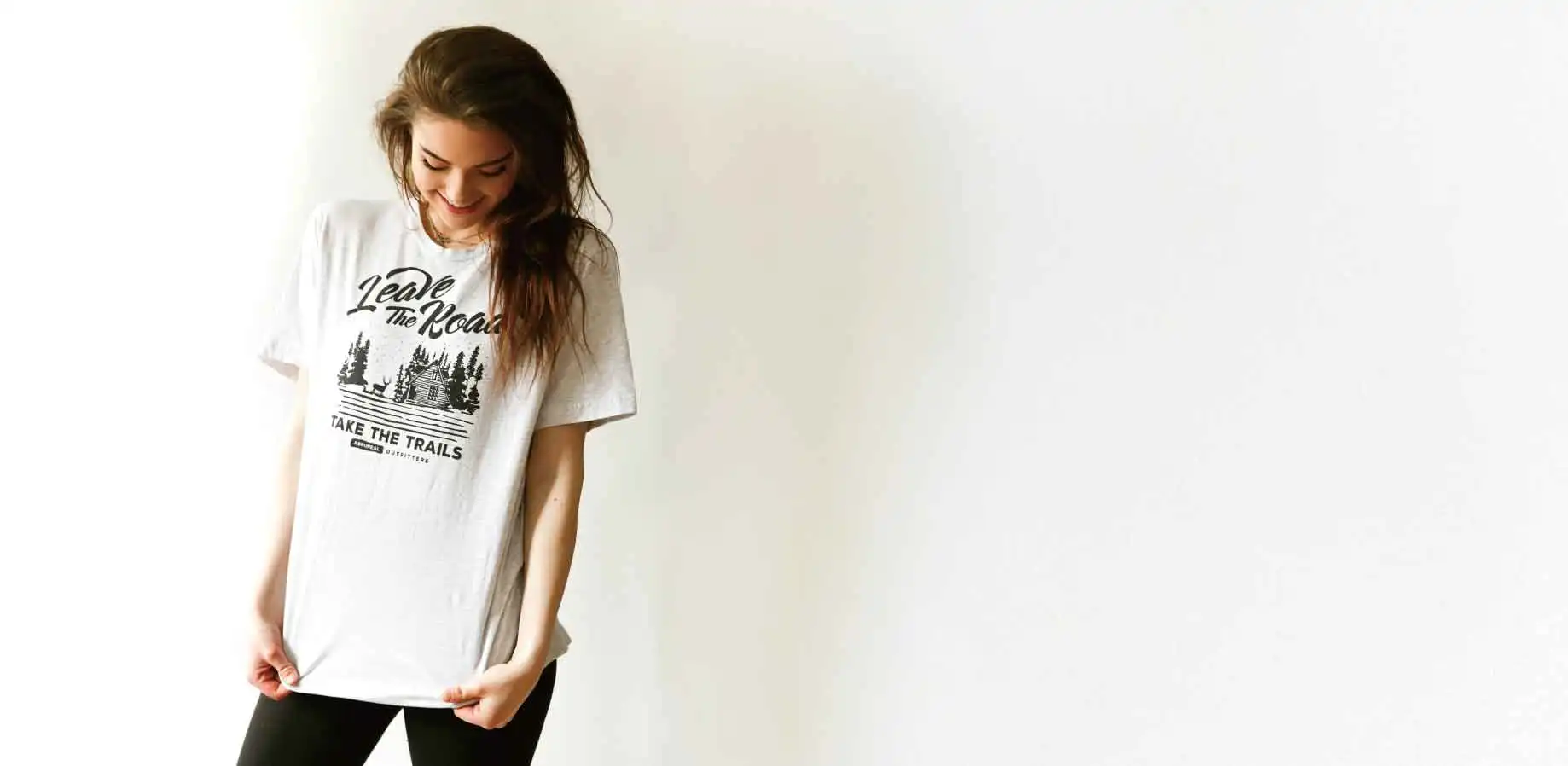 オリジナルデザインのTシャツを着ている人