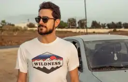 オリジナルデザインのTシャツを着ている男性