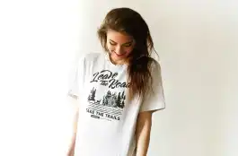 オリジナルデザインのTシャツをきて喜ぶ女性