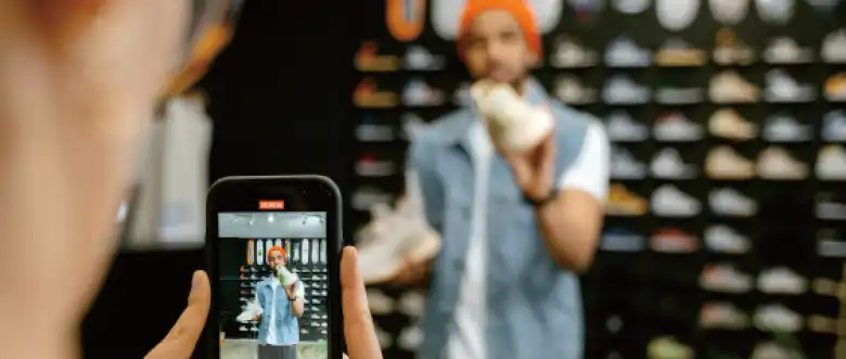 YouTubeのサムネイル画像を作成している人