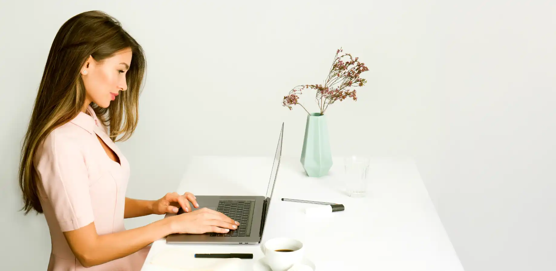 YouTubeのサムネイル画像を作成し文字を入力するイメージ