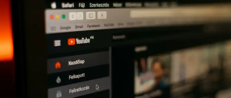 YouTubeのサムネイル画像が並んでいる画面