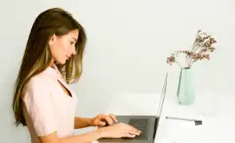 YouTubeサムネイル画像に文字を入れる人