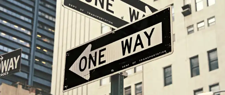 YouTubeサムネイル画像は道標ということを示唆している画像